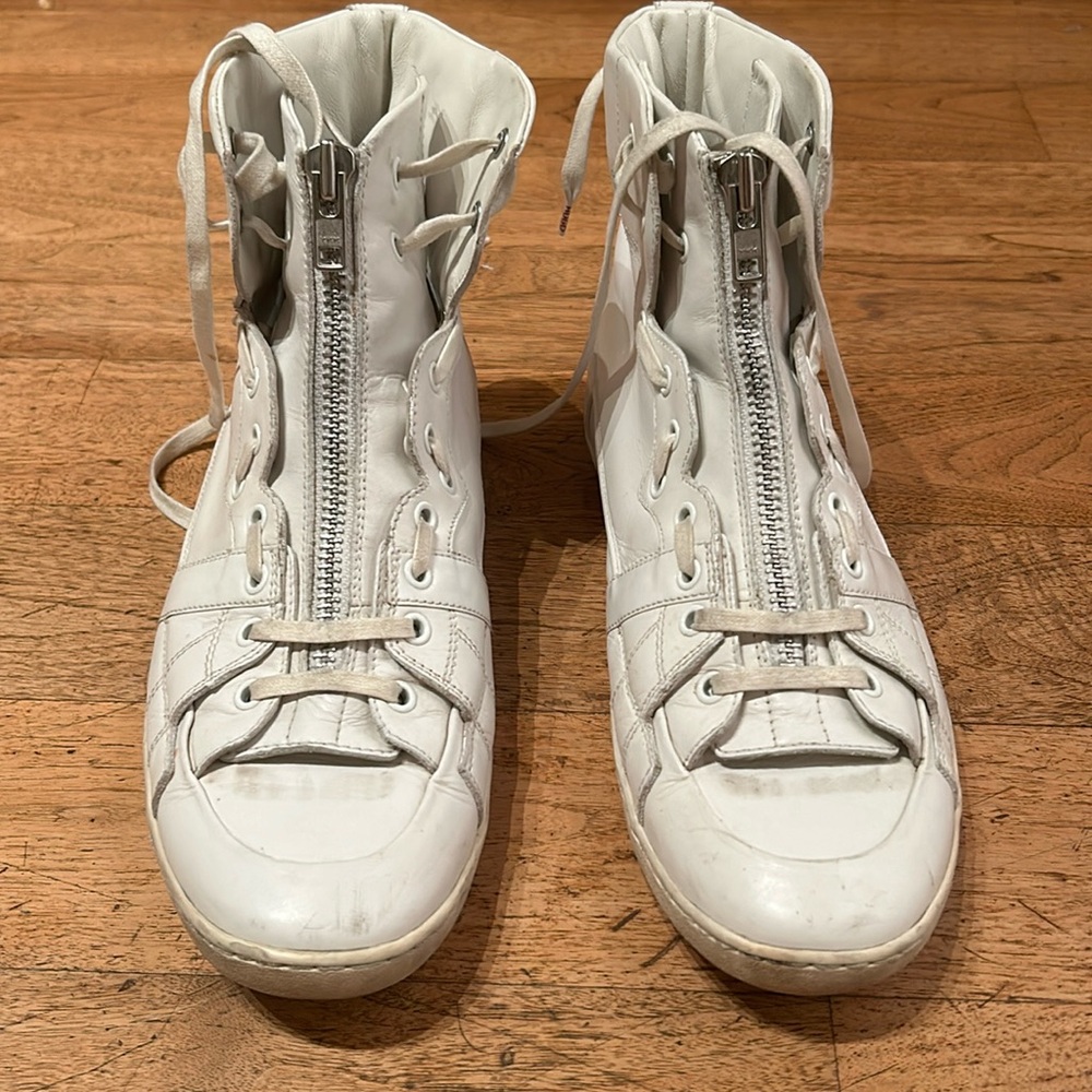Leather Hugo boss sneakers with zipper in front . Color white